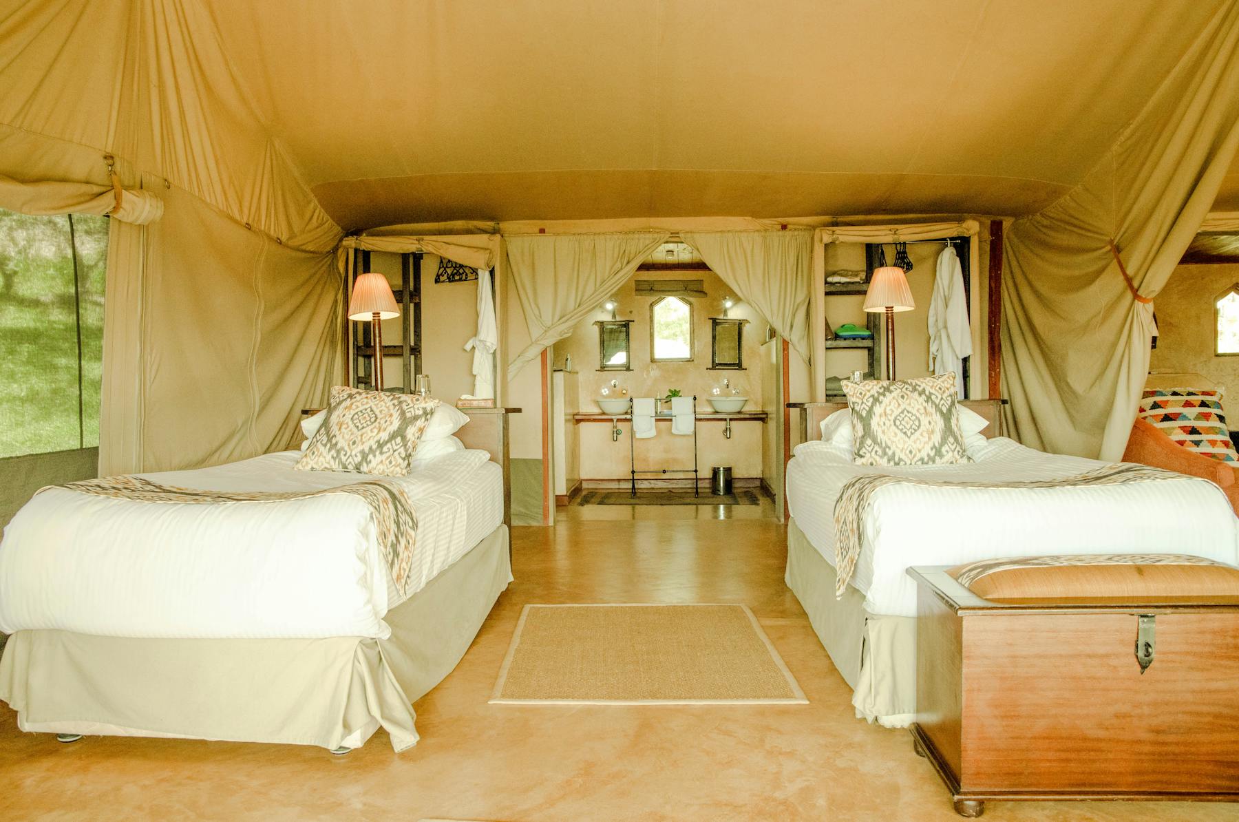 Tented Camp mit Lichterketten in der Abenddämmerung am Lake Manyara