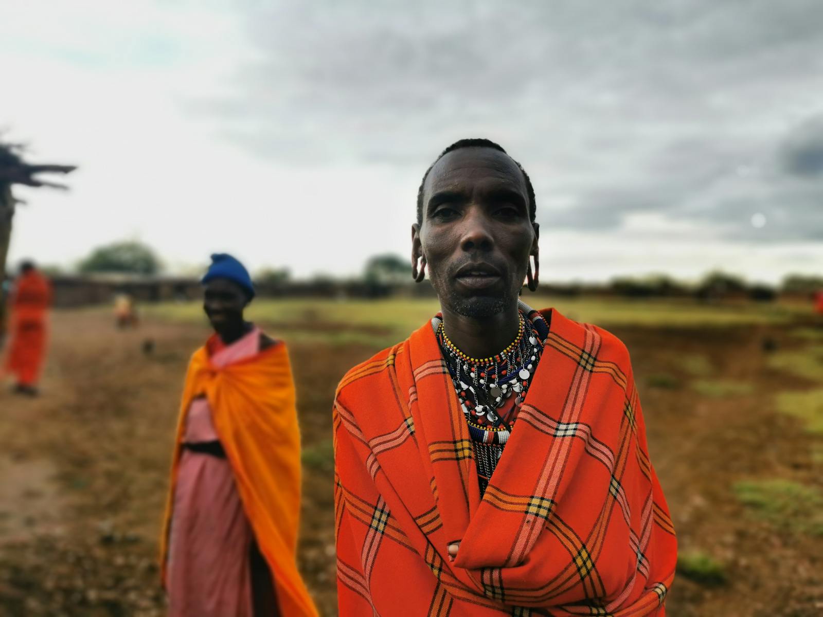 Massai-Älteste in traditioneller Kleidung in ihrer eigenen Umgebung
