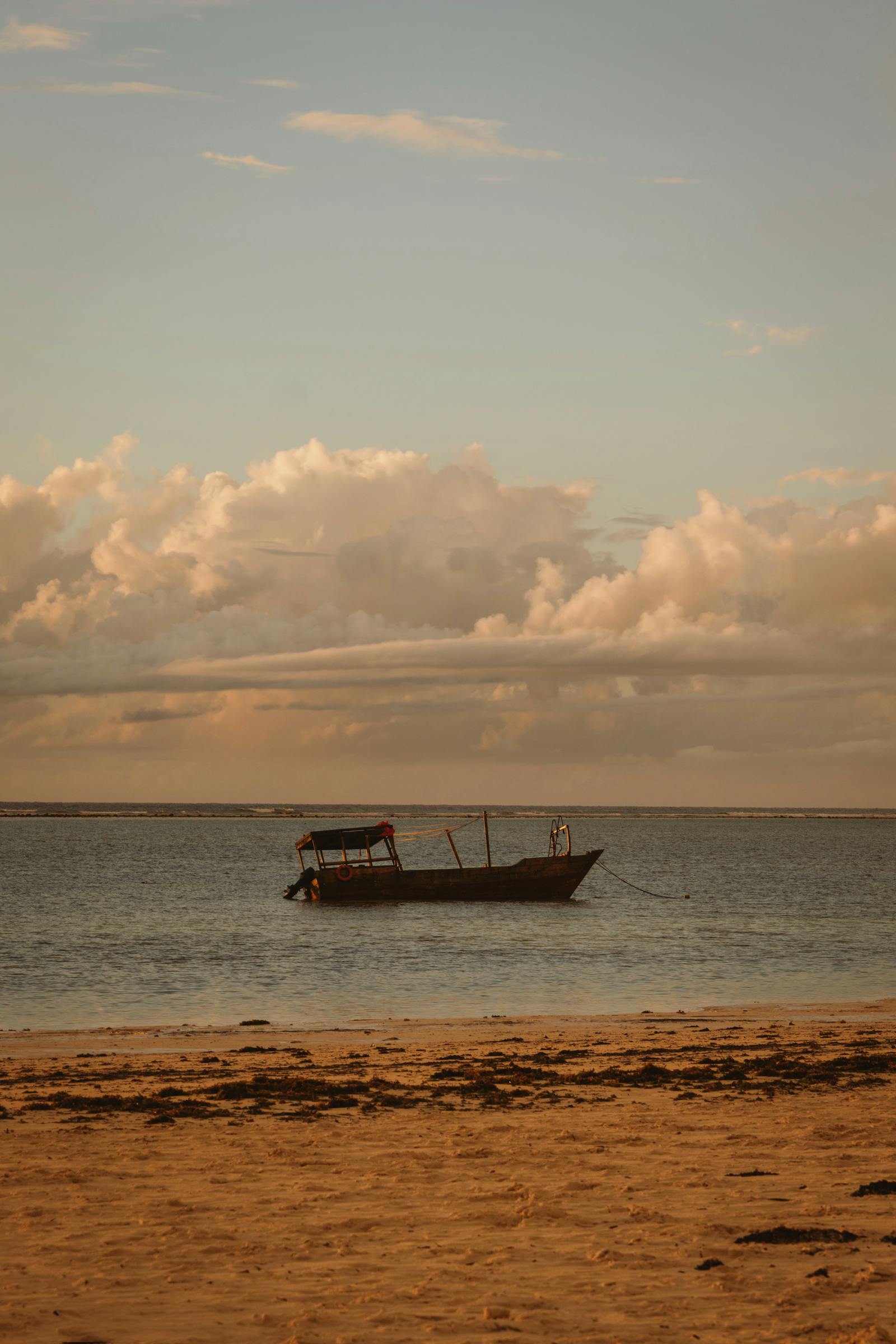 Strand auf Sansibar mit türkisfarbenem Wasser